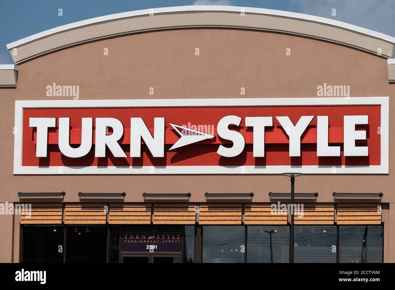 ROSEVILLE, MN/USA AUGUST 23, 2020 Turn Style consignment retail