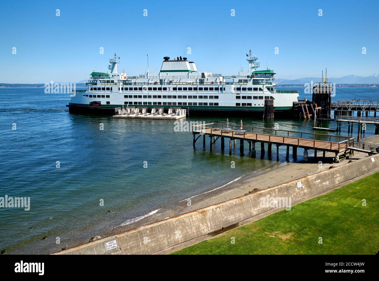 mukilteo-ferry-dock-a-washington-state-ferry-at-the-mukilteo-ferry