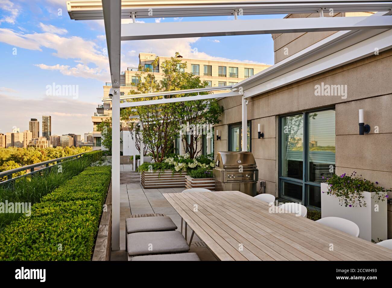 Landscaped roof terrace Stock Photo - Alamy