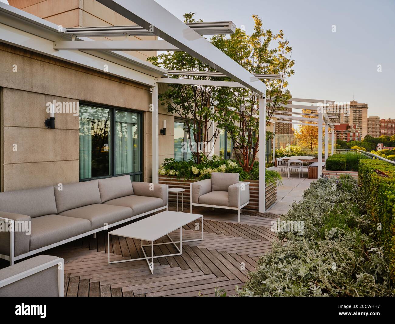 Landscaped roof terrace Stock Photo - Alamy