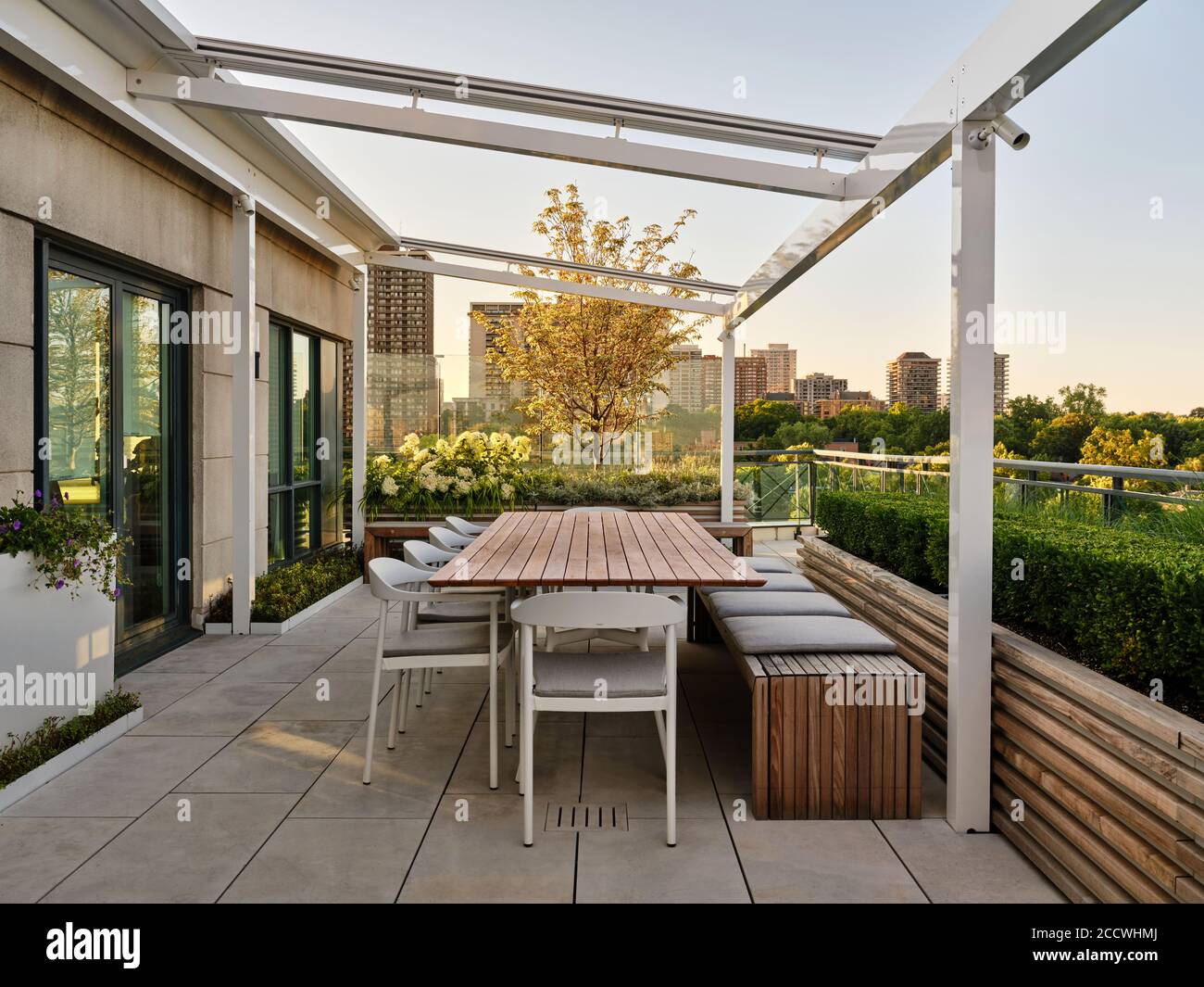 Landscaped roof terrace Stock Photo - Alamy