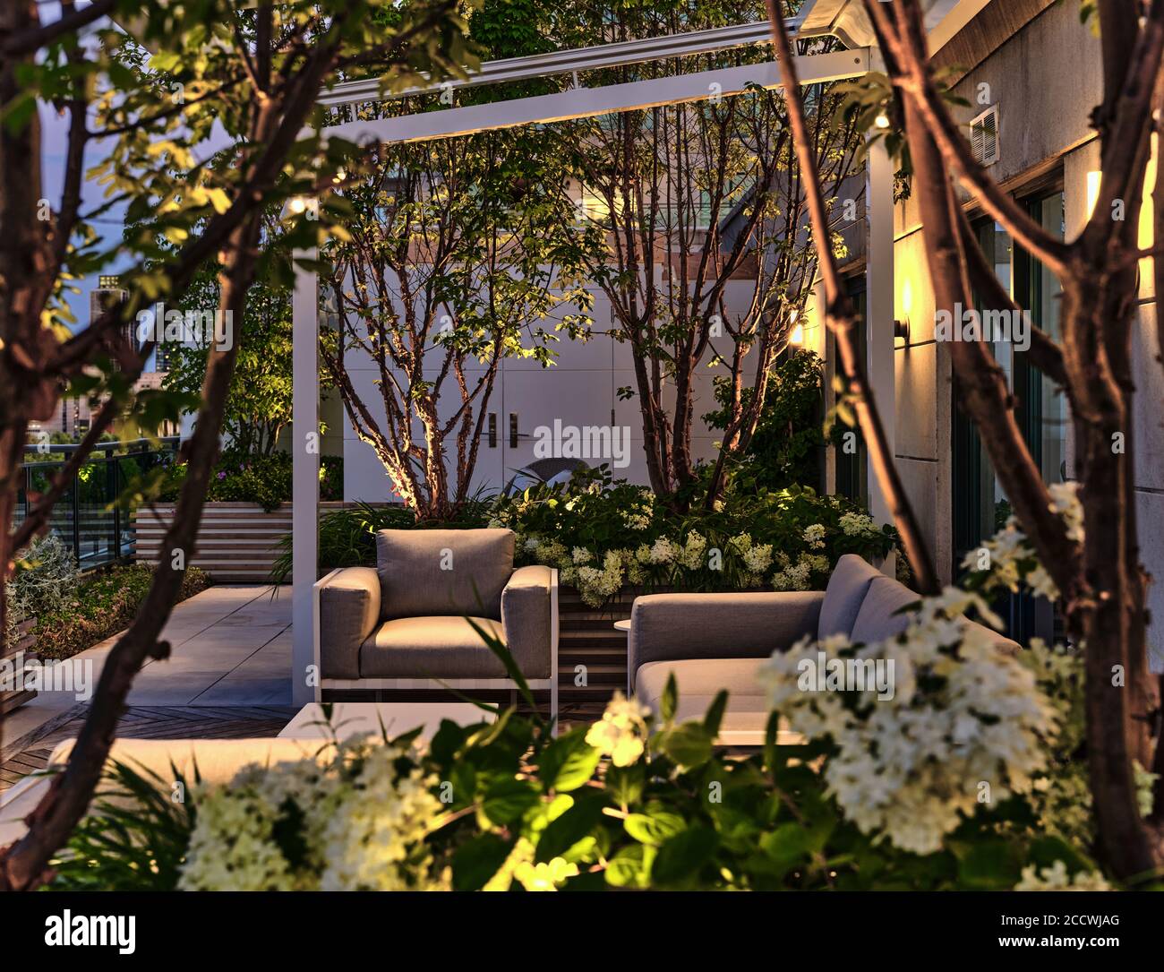 Landscaped roof terrace Stock Photo - Alamy