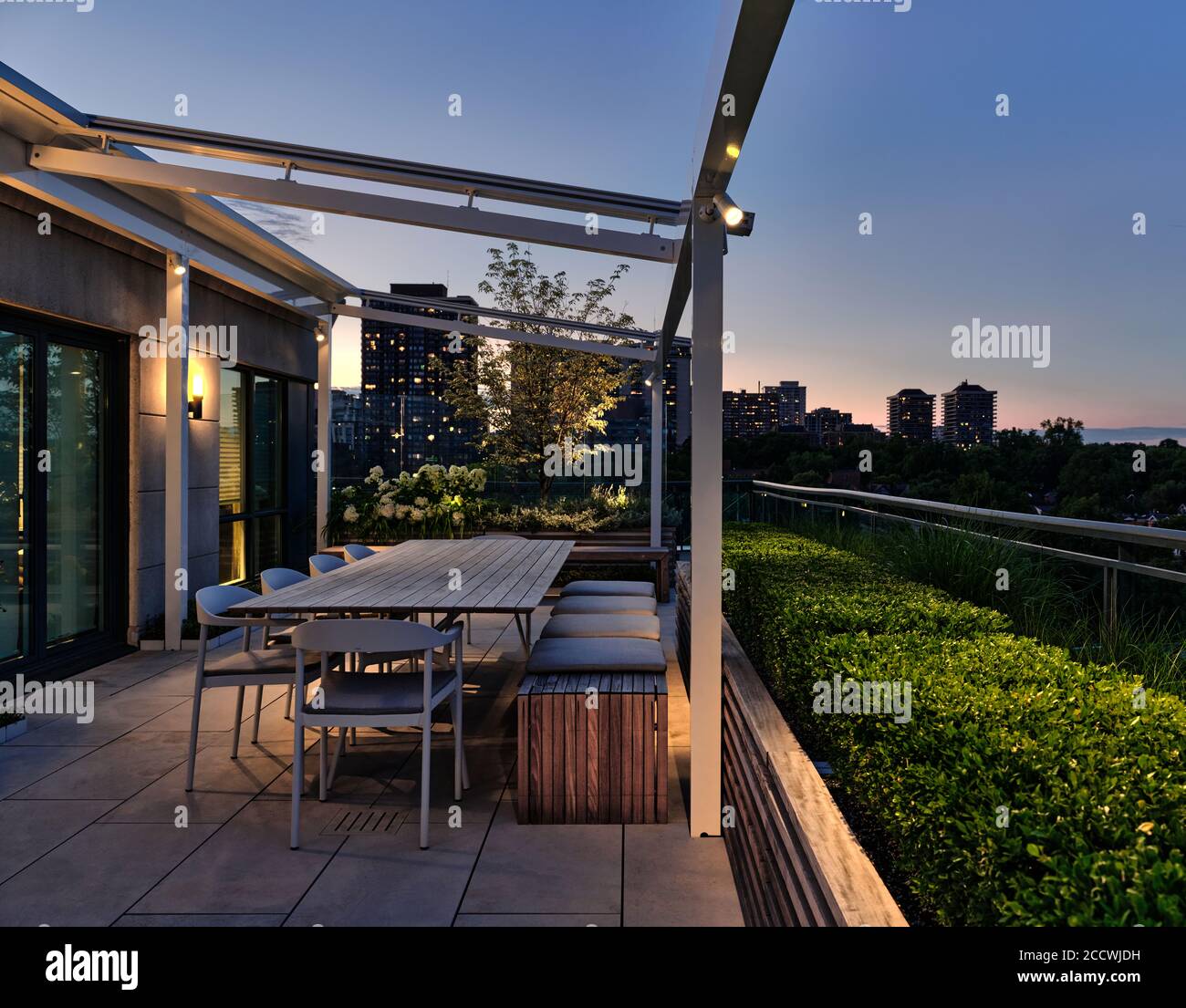 Landscaped roof terrace Stock Photo - Alamy
