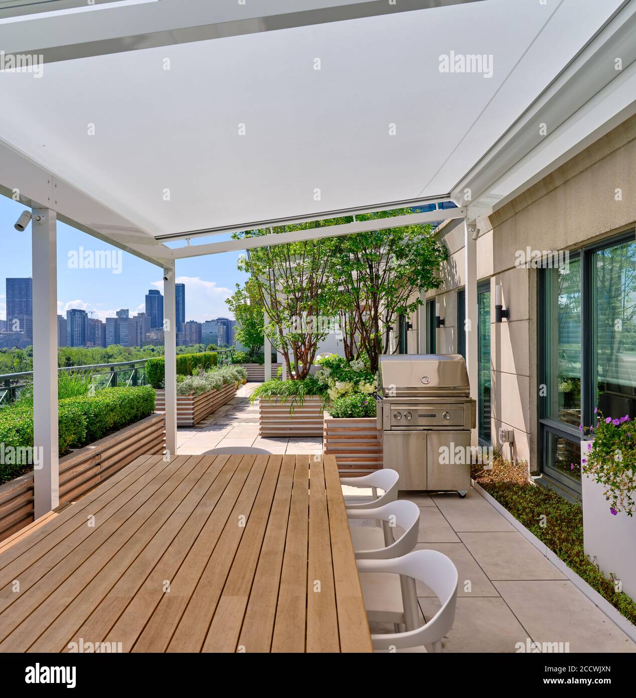 Landscaped roof terrace Stock Photo - Alamy