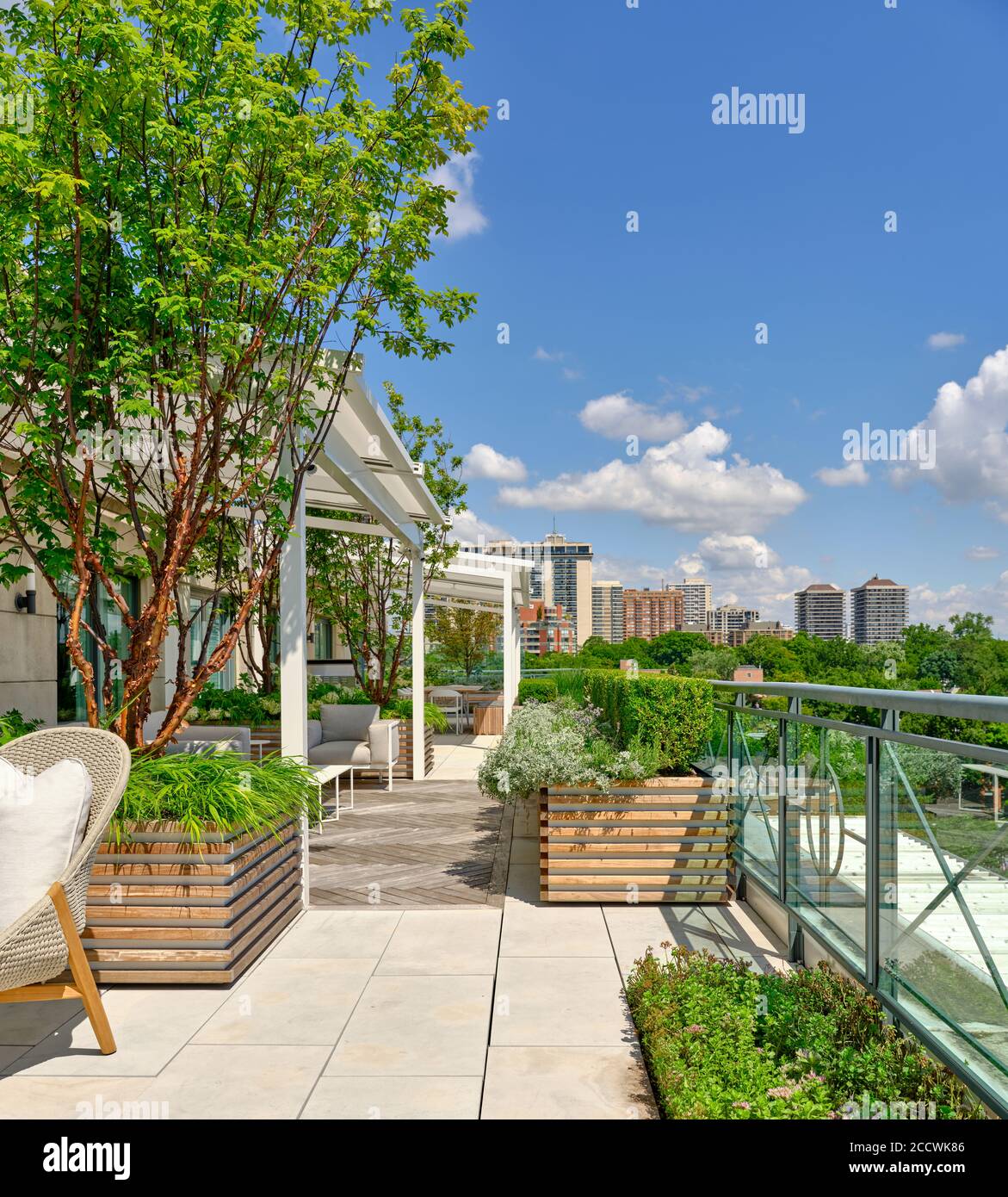 Landscaped roof terrace Stock Photo - Alamy