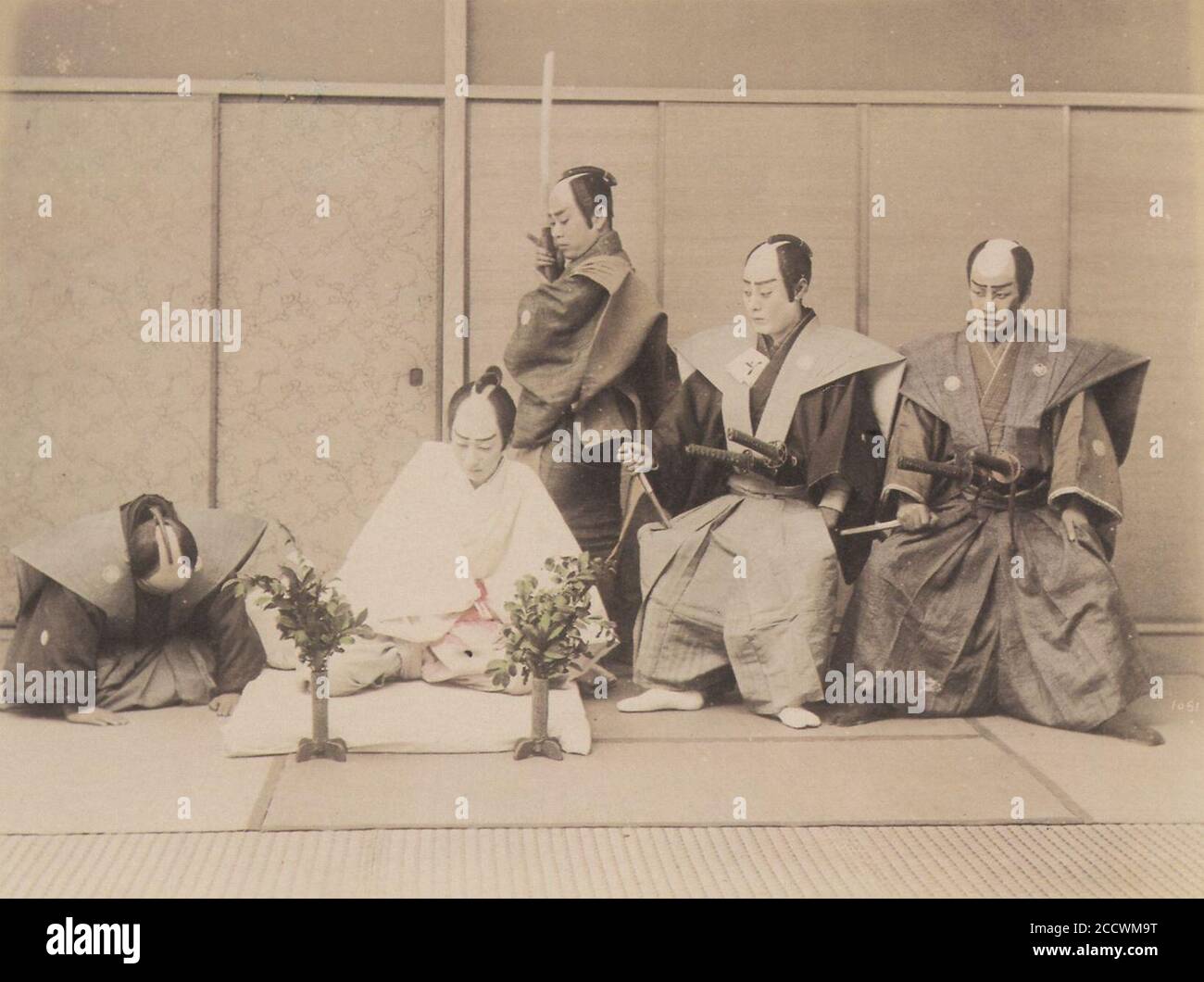 Japanischer Photograph um 1890 - Harakiri im Fotostudio Stock Photo