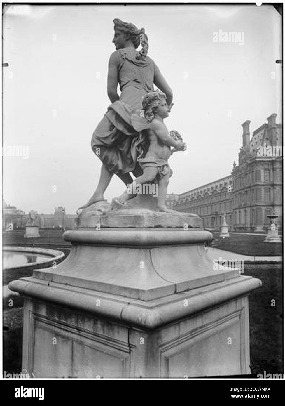 Jardin des Tuileries - Statue de Flore et un amour - Paris 01 - Médiathèque de l'architecture et du patrimoine - Stock Photo