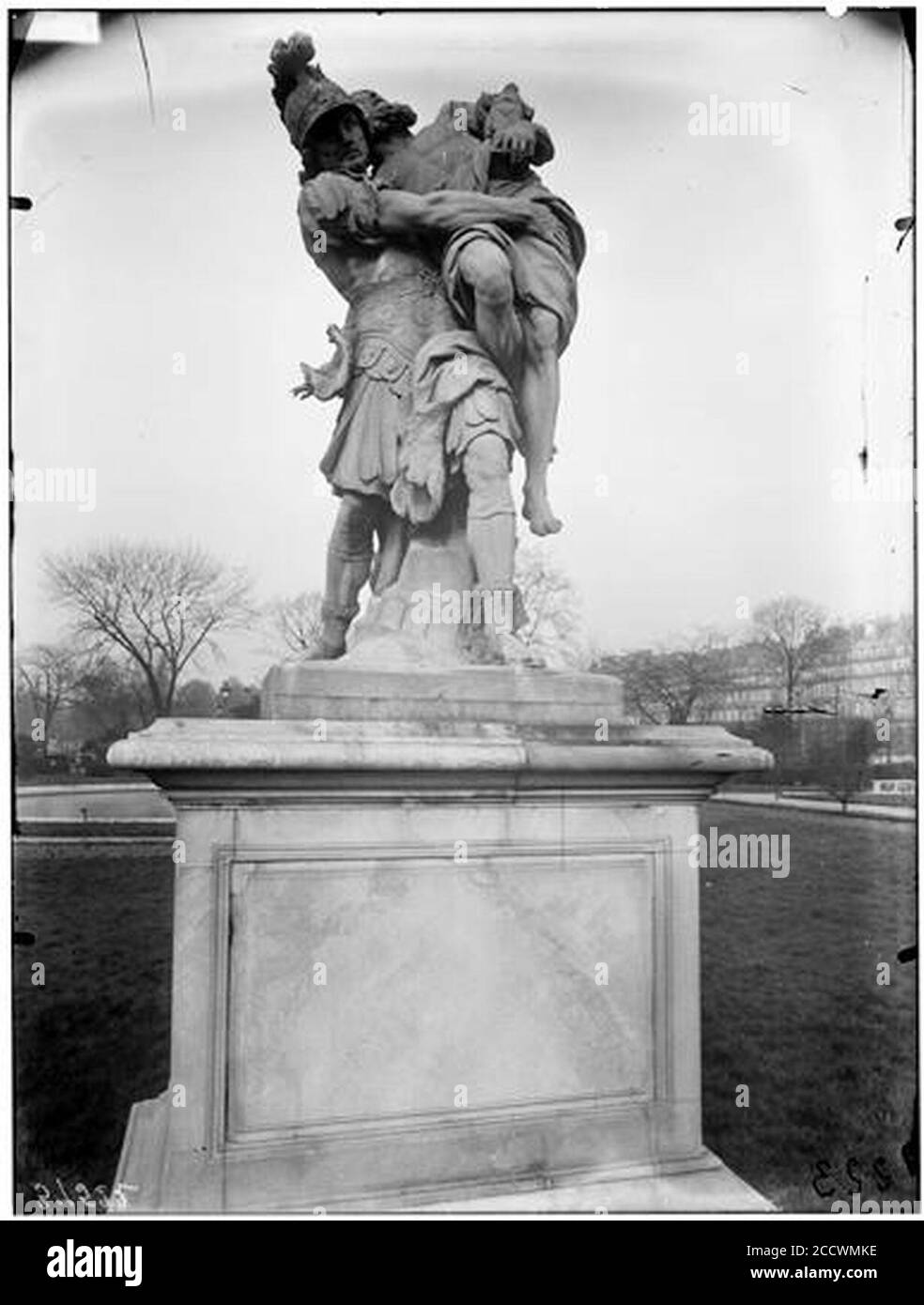 Jardin des Tuileries - Statue d'Enée portant son père Anchise - Paris ...