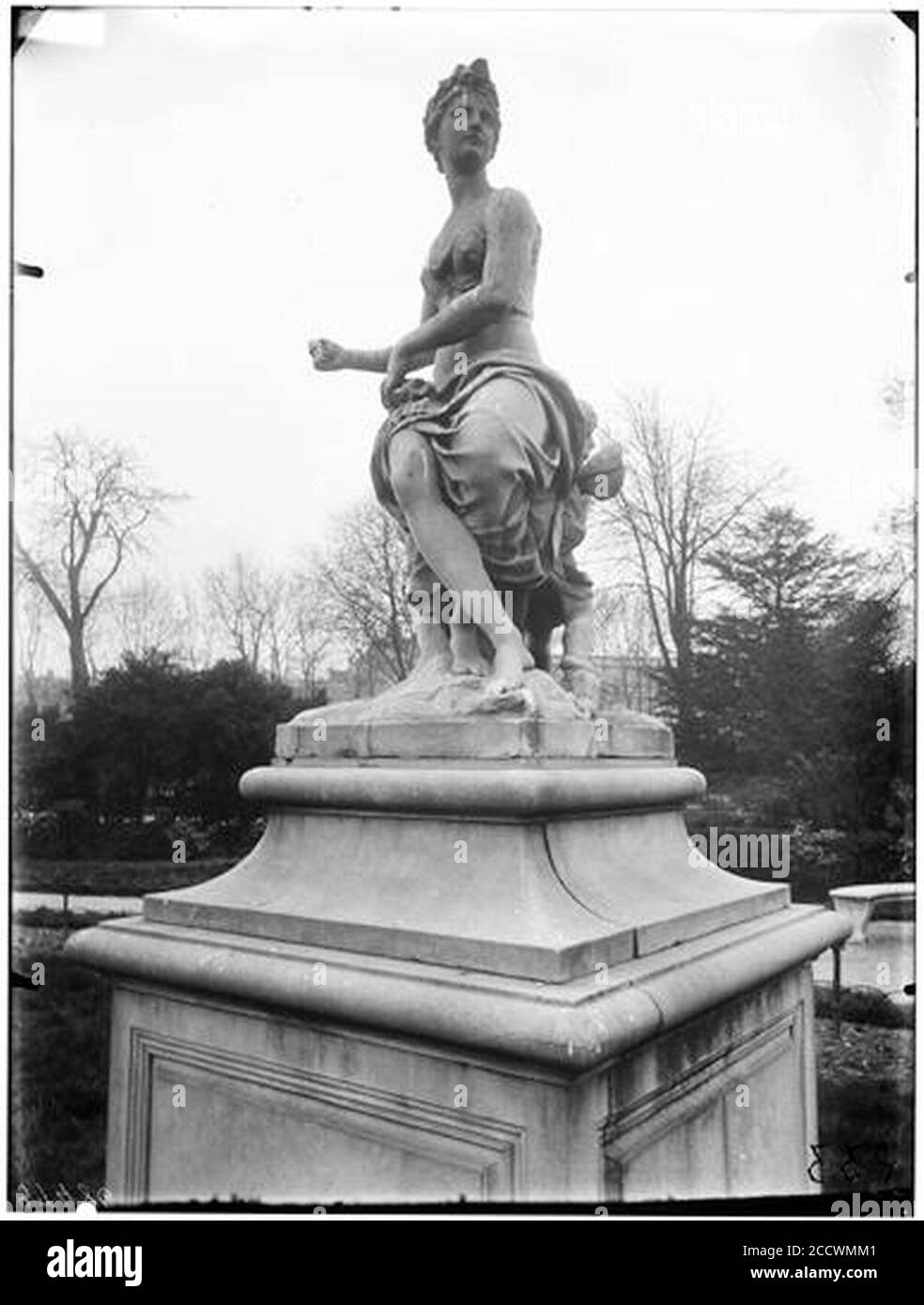 Jardin des Tuileries - Statue de Flore et un amour - Paris 01 - Médiathèque de l'architecture et du patrimoine - Stock Photo