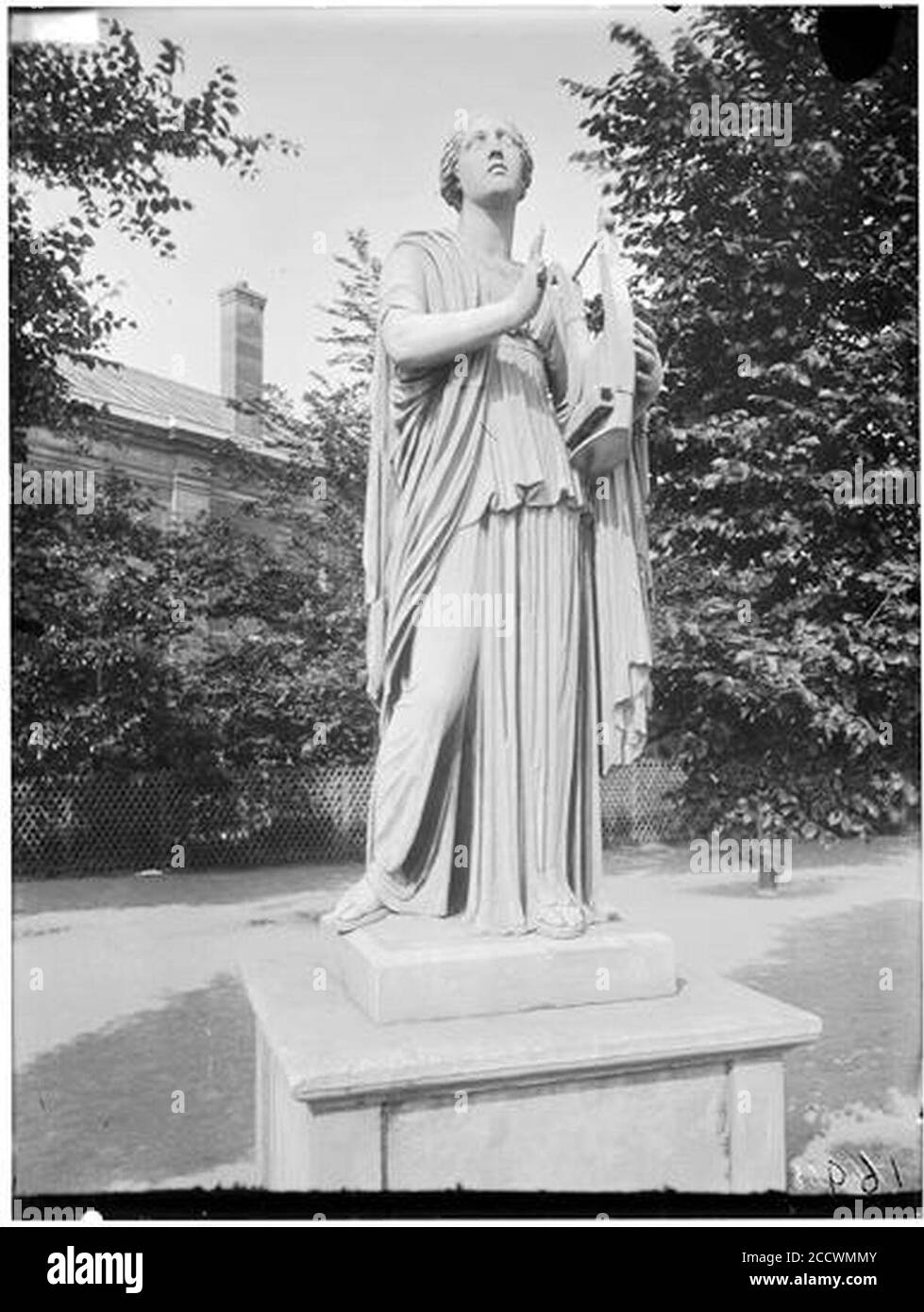 Jardin des Tuileries - Statue de Terpsichore Erato - Paris 01 - Médiathèque de l'architecture et du patrimoine - Stock Photo