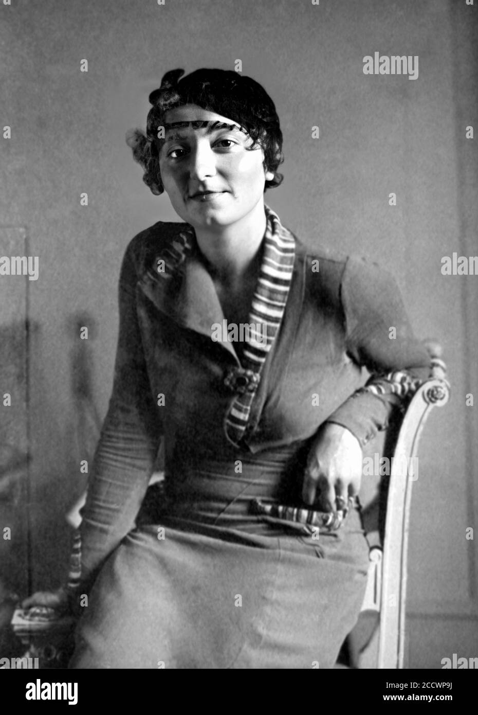 1932 c., ITALY  : The italian woman aviator  GABRIELLA Gaby ANGELINI ( 1911 - 1932 ), pilot of airplane Breda Ba. 15 . Portrait by unknown photographer . She was the first Italian woman to complete a trans-European flight, travelling to eight European countries, for which she received a Golden Eagle Medal. In 1932 she left Italy on a solo flight to Delhi, India . Angelini encountered difficulties during a sandstorm in Libya , during the Raid Asiatico Milano-Delhi , and crashed in the desert and died. - PIONIERE DELL' ARIA - PIONIERI DEL VOLO - FLY - PIONIERS - AVIATRICE - AVIAZIONE - cappello Stock Photo