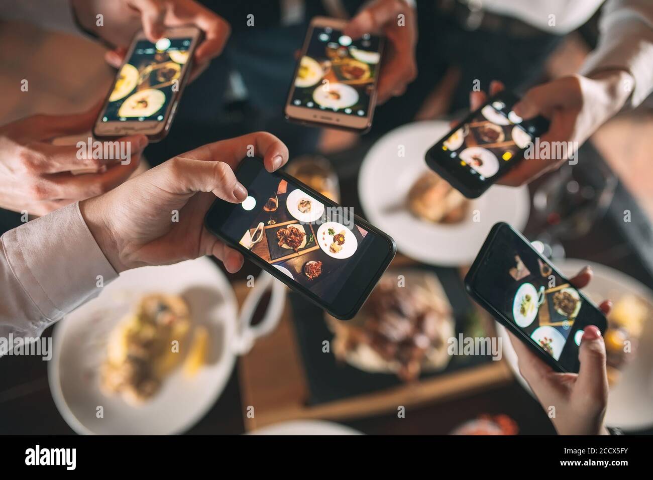 Mobile phone dinner party hi-res stock photography and images - Alamy