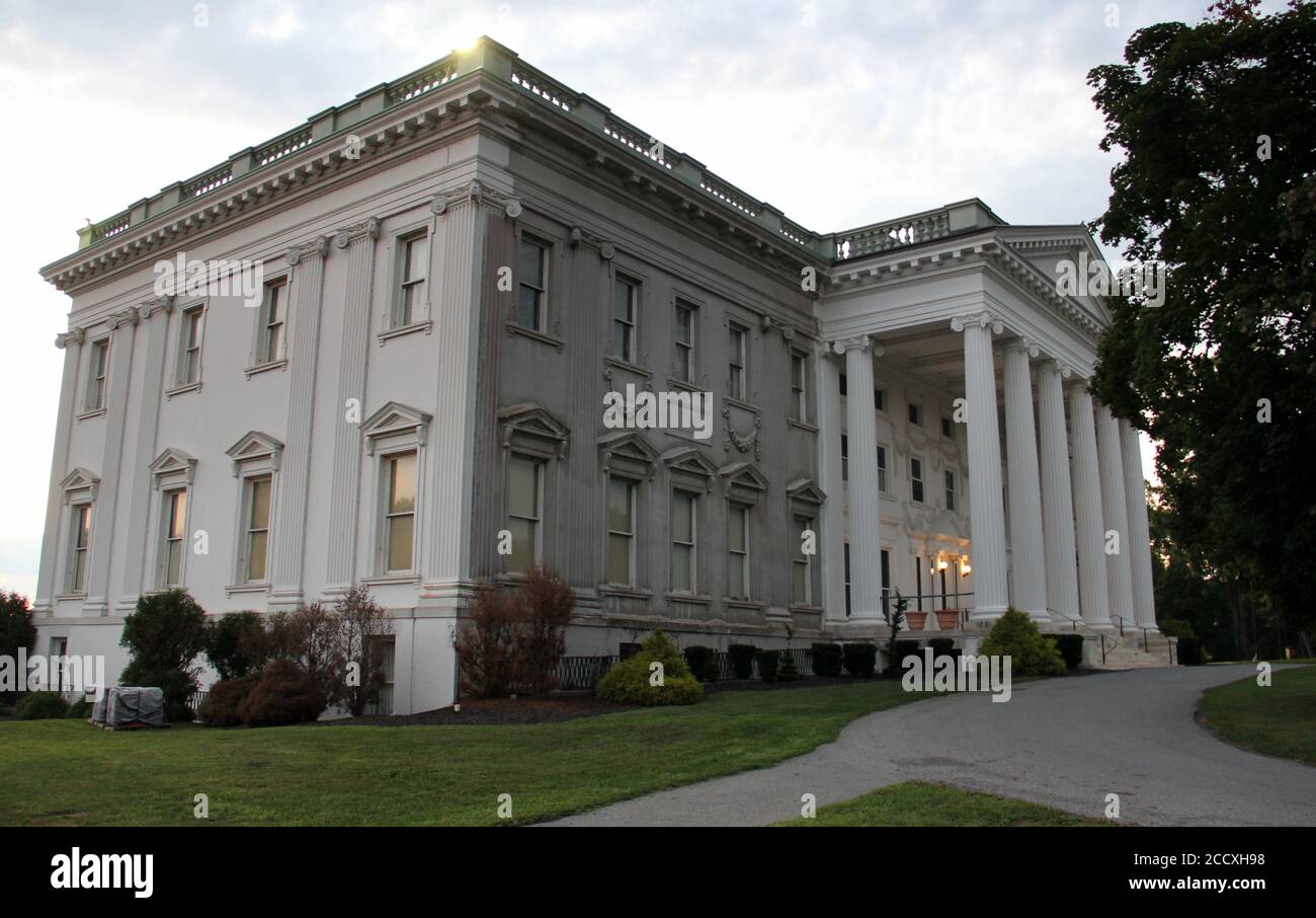 MillsLivingston Mansion on the Hudson River, main facade with Ionic