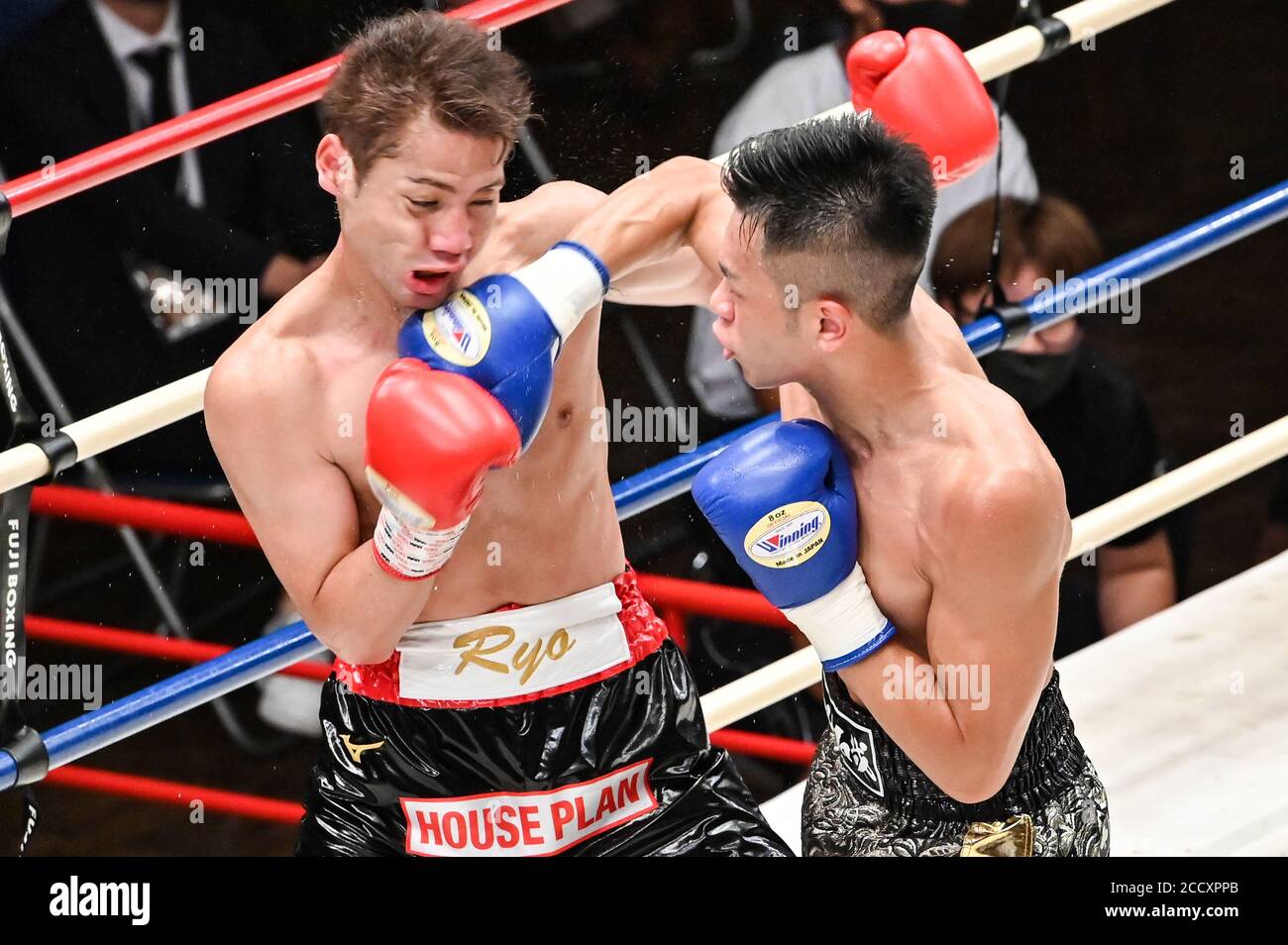 Tokyo, Japan. 24th Aug, 2020. (L-R) Ryo Matsumoto, Takuya Mizuno Boxing :  8R featherweight bout at Korakuen Hall in Tokyo, Japan . Credit: Hiroaki  Yamaguchi/AFLO/Alamy Live News Stock Photo - Alamy