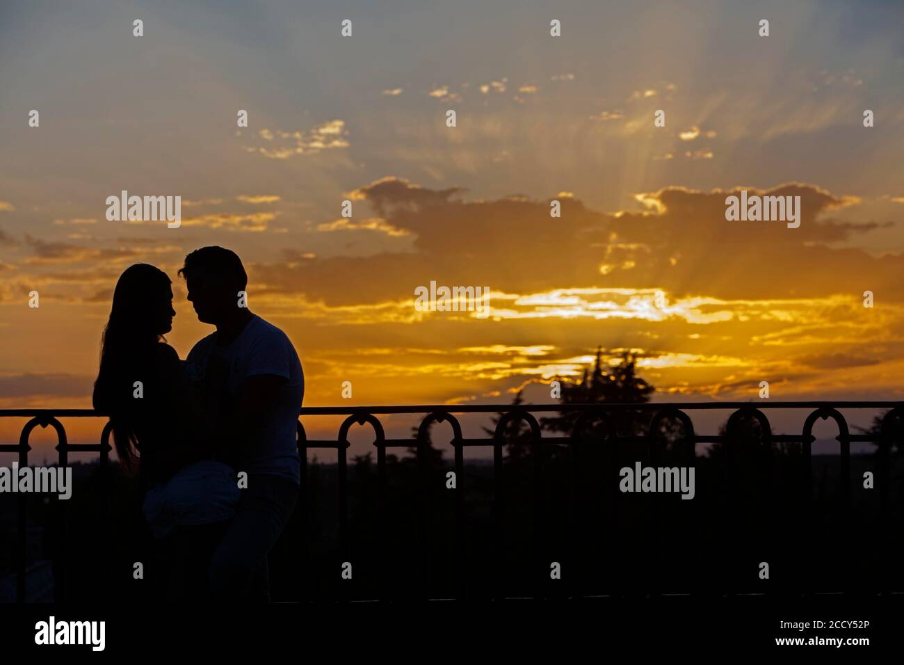 Romantic couple silhouette hi-res stock photography and images - Alamy