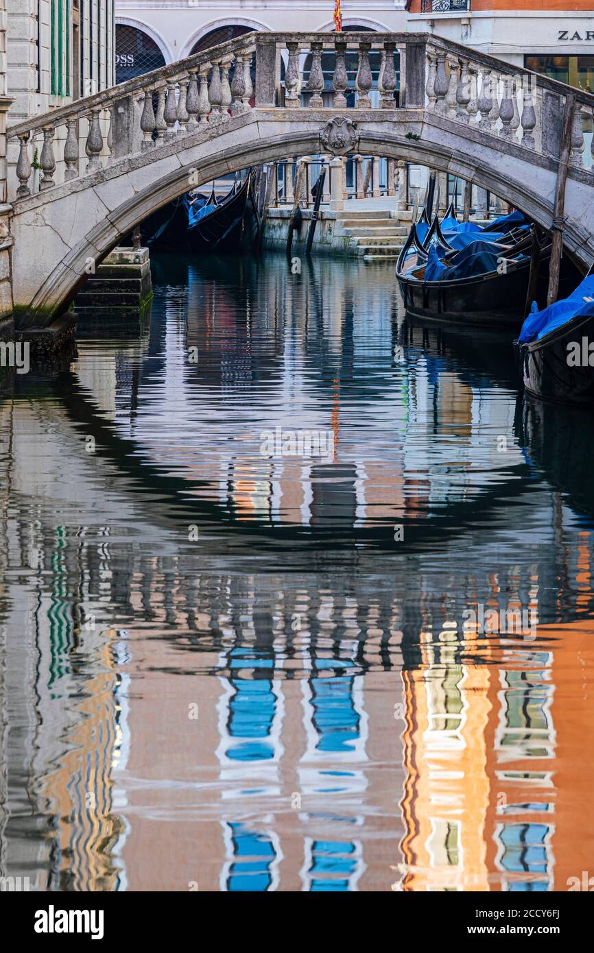 Italy gondolas on a canal hi-res stock photography and images - Alamy
