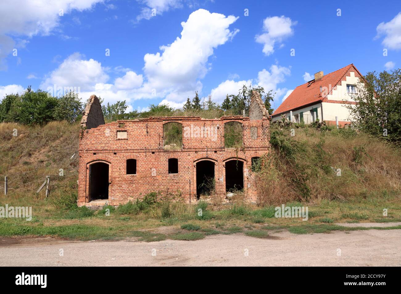 The old ruins of a destroyed building Stock Photo - Alamy