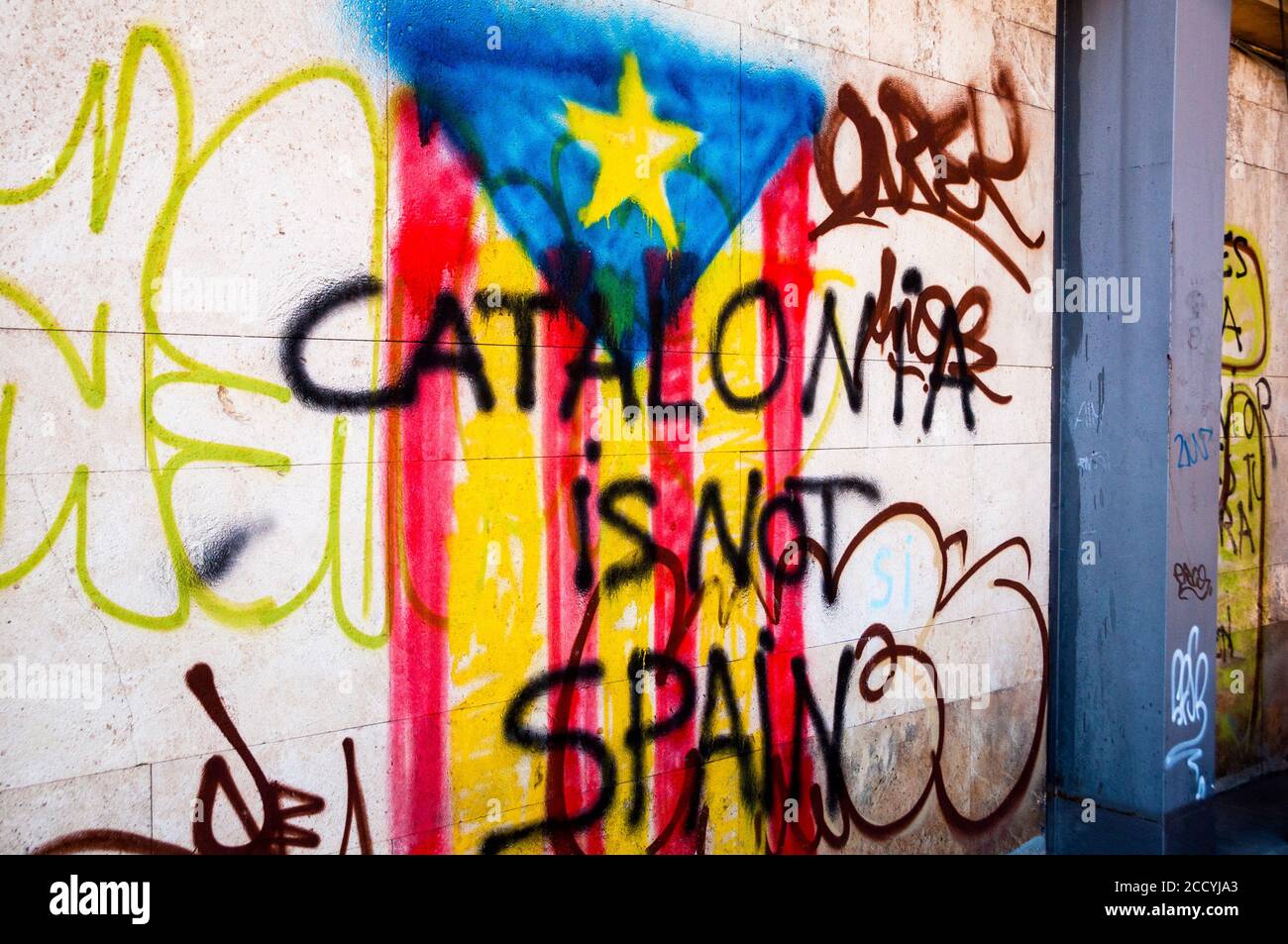 Graffiti of the lone star flag of Catalonia loudly proclaims Catalan nationalism and independence as an autonomous region of Spain. Stock Photo