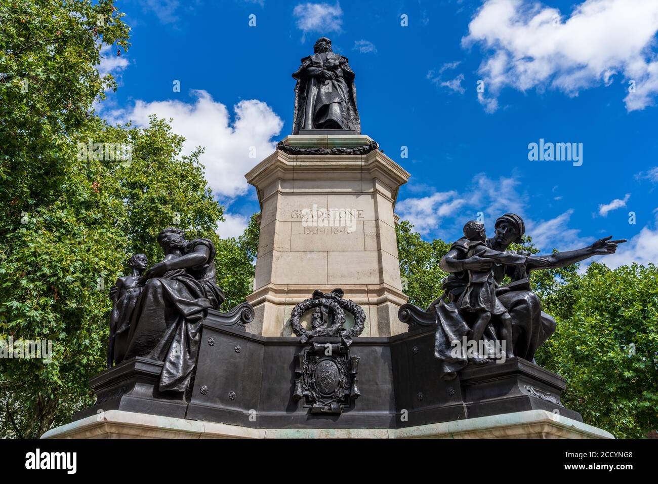 Gladstone Statue Aldwych London - statue of William Ewart Gladstone, completed 1905, sculptor William Hamo Thornycroft Stock Photo