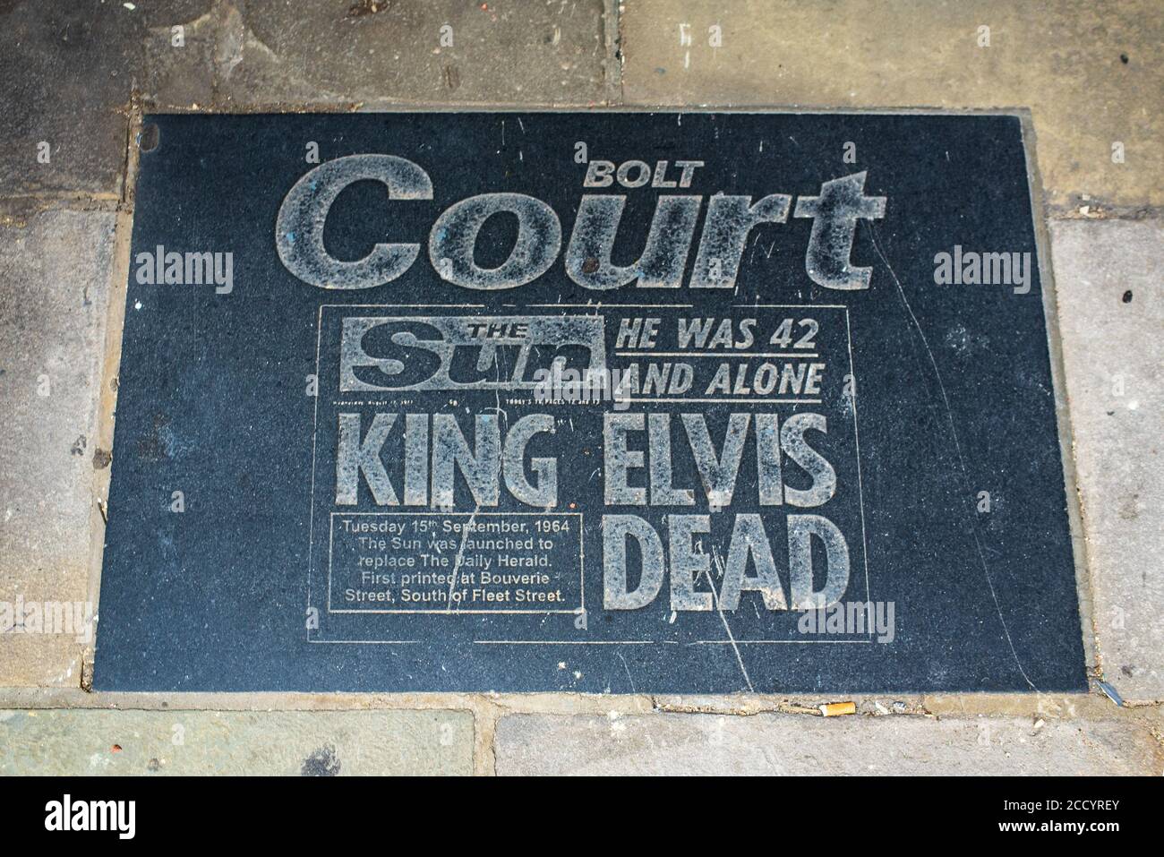 Bolt Court Pavement Plaque - Sun Elvis Dead Headline - plaque commemorating the newspaper heritage of the area around Fleet Street in Central London Stock Photo