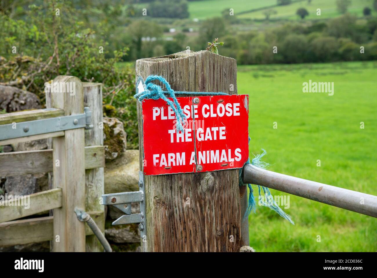 Please Close the Gate Farm Animals sign on a footpath, Silverdale, Carnforth, Lancashire,UK. Stock Photo