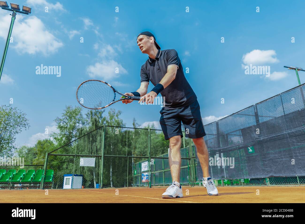 петра убералова. фото мужчины играющего в теннис. теннисный корт. теннисная ракетка в руке. большой теннис.