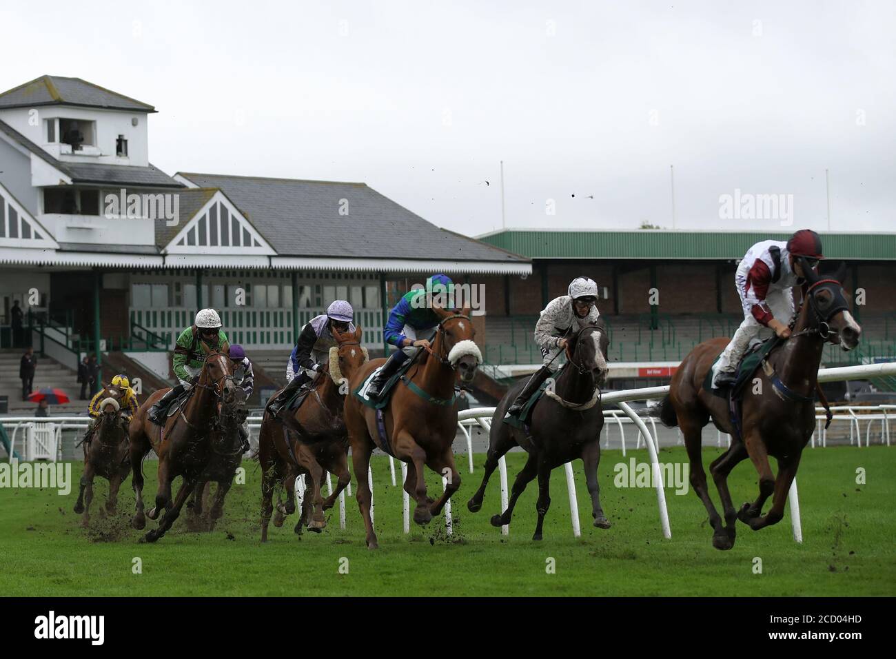 A general view of the runners and riders during the Crow Plump Handicap at Catterick Bridge Racecourse. Stock Photo