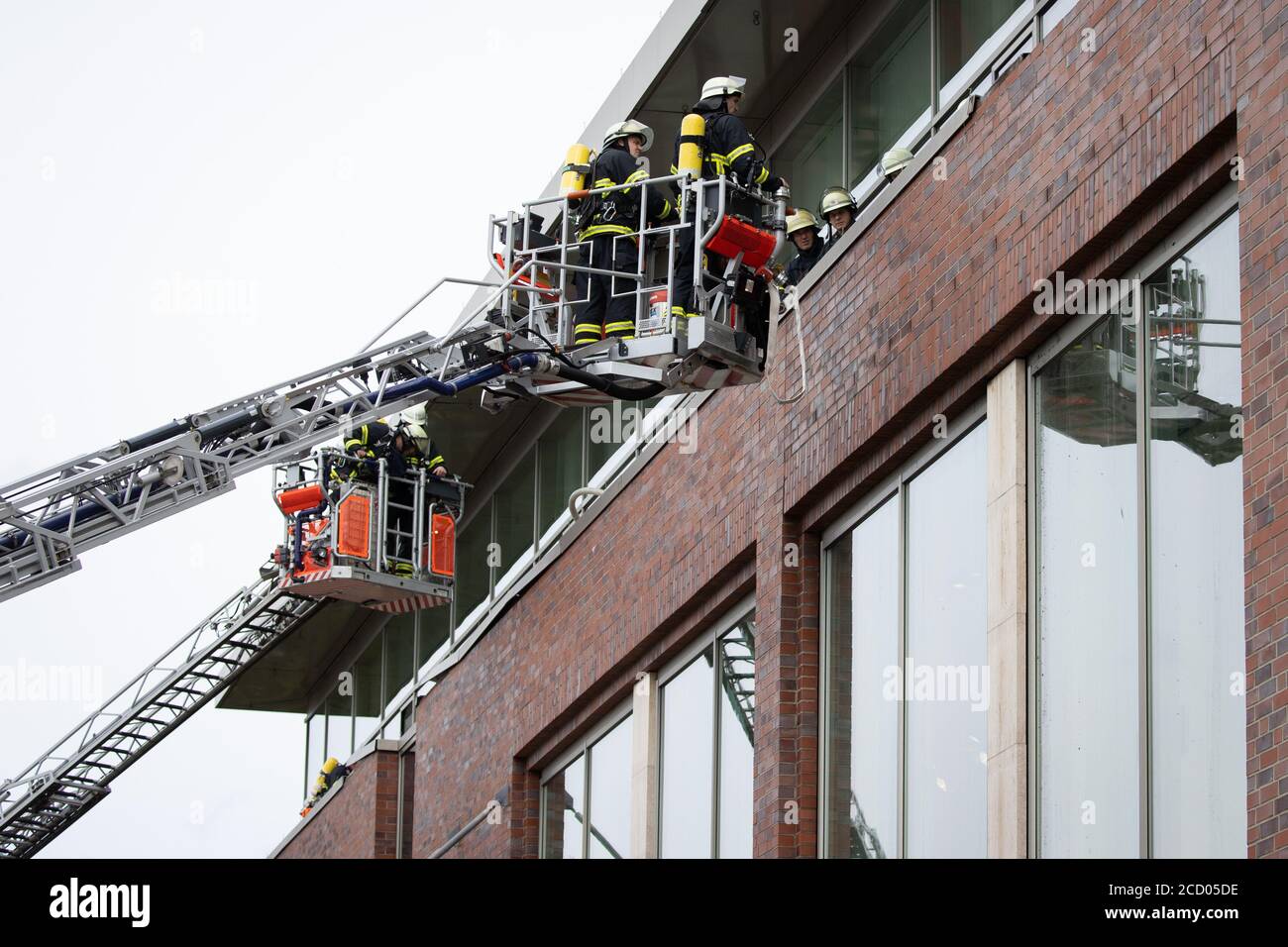 Hamburg, Germany. 25th Aug, 2020. Fire brigade emergency services are working at the Elbe Einkauzentrum (EEZ) following a fire alarm. Due to heavy smoke development in the basement, the Elbe shopping centre in Hamburg-Osdorf was evacuated at noon on Tuesday. Credit: Christian Charisius/dpa/Alamy Live News Stock Photo