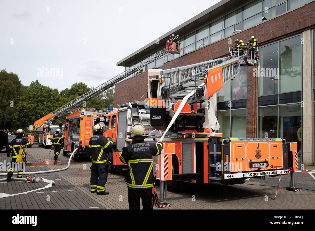 Hamburg, Germany. 25th Aug, 2020. Fire brigade emergency services are working at the Elbe Einkauzentrum (EEZ) following a fire alarm. Due to heavy smoke development in the basement, the Elbe shopping centre in Hamburg-Osdorf was evacuated at noon on Tuesday. Credit: Christian Charisius/dpa/Alamy Live News Stock Photo