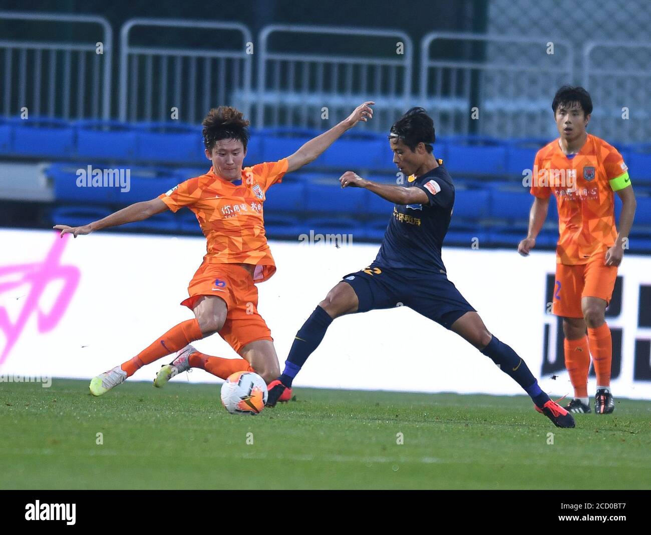 Dalian China S Liaoning Province 25th Aug Wang Tong L Of Shandong Luneng Vies With Chen Zhizhao Of Guangzhou R F During The 7th Round Match Between Shandong Luneng And Guangzhou R F At
