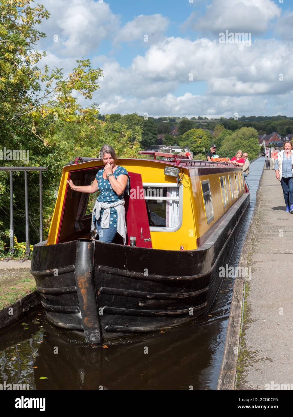 a-narrowboat-crossing-the-pontcysyllte-aqueduct-on-the-llangollen-canal