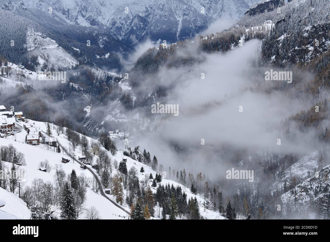 Paesaggio Livinallongo del Col di Lana, Dolomiti, Alto Agordino, Bosco innevato Stock Photo