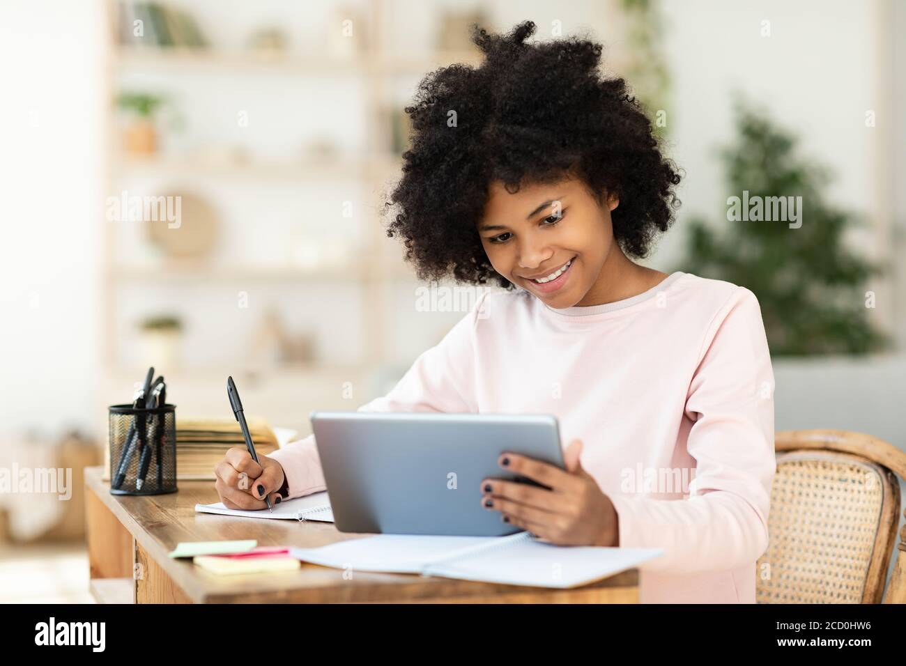 Teen tablet class hi-res stock photography and images - Alamy