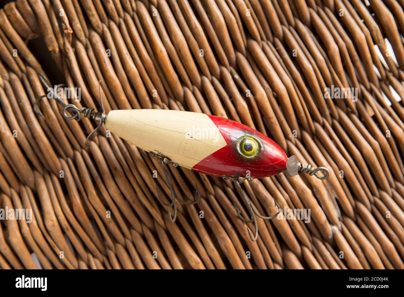 https://c8.alamy.com/comp/2CD0J4K/an-old-south-bend-fishing-lure-or-plug-designed-for-catching-predatory-fish-photographed-against-the-whicker-lid-of-an-old-tackle-box-from-a-collec-2CD0J4K.jpg
