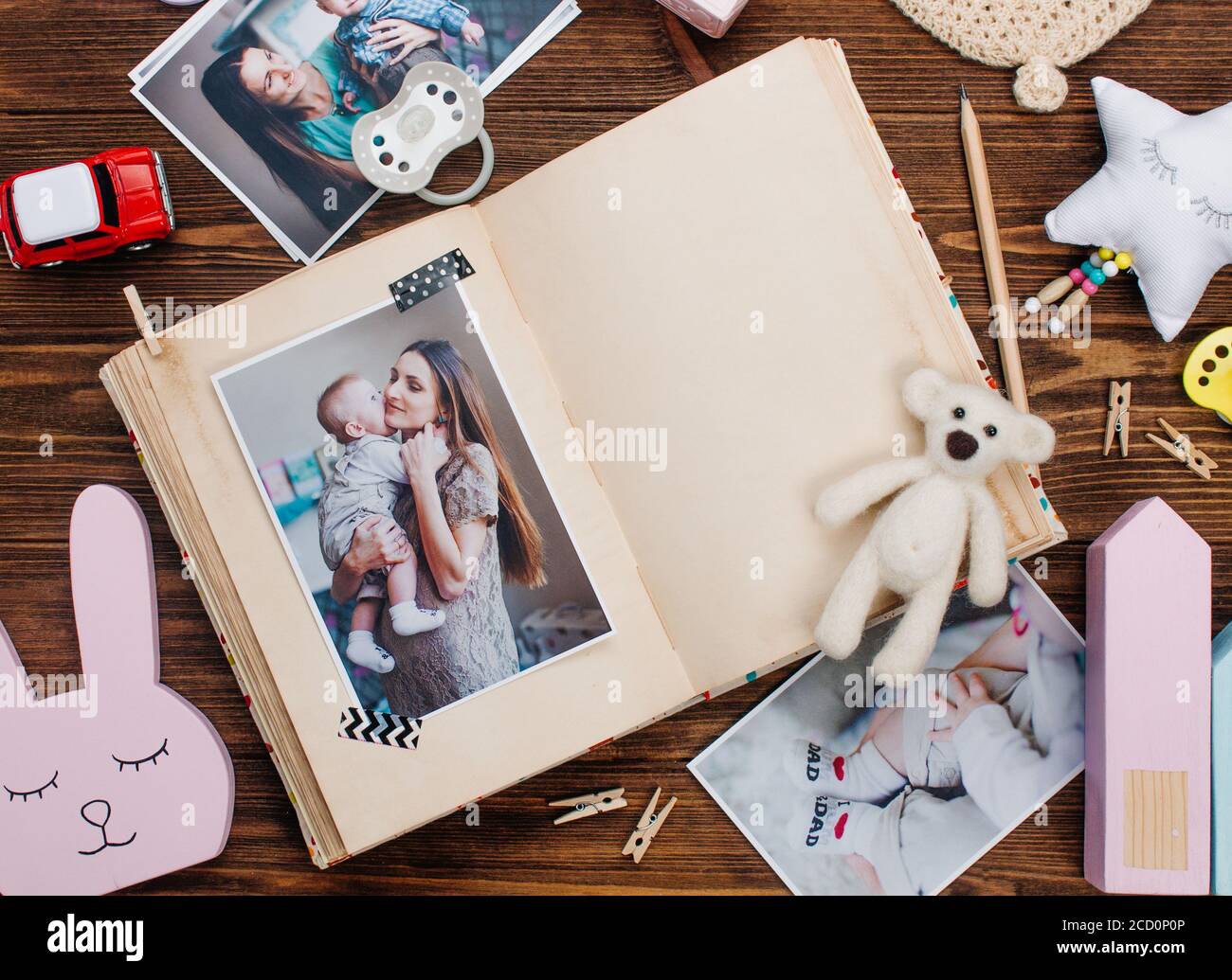 Woman open photo album hi-res stock photography and images - Alamy