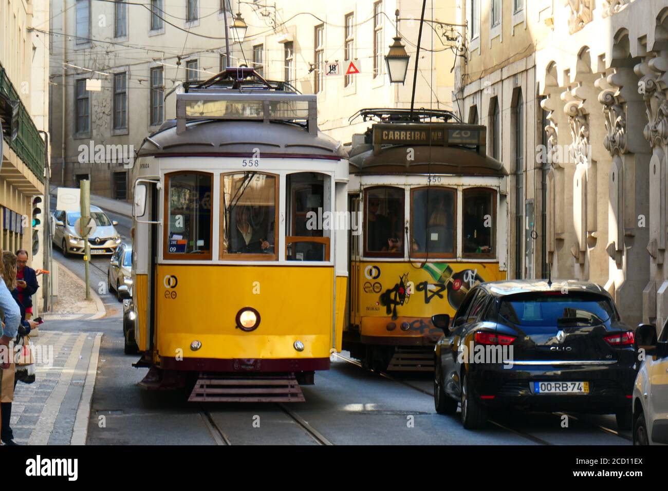 historische Straßenbahn Nr. 28 in der Altstadt von Lissabon Stock Photo