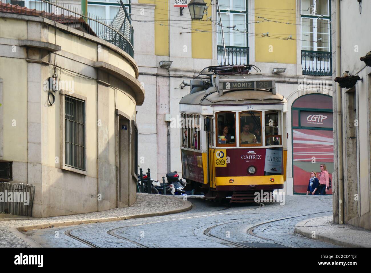 historische Straßenbahn Nr. 28 in der Altstadt von Lissabon Stock Photo