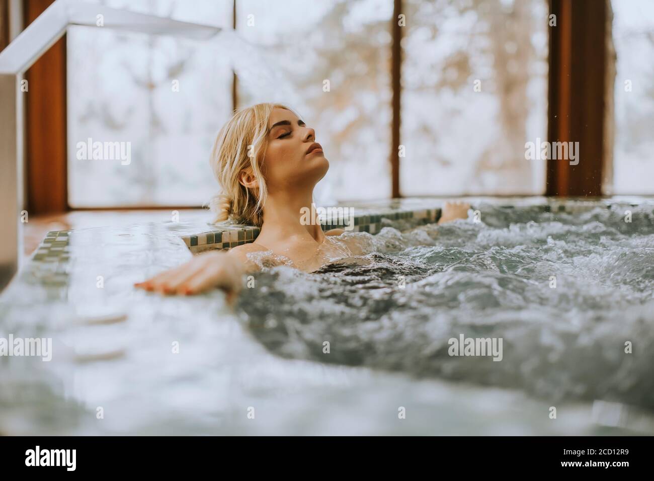 Чувственные фото девушки в ванне джакузи
