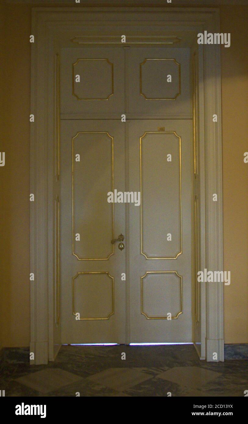 Closed wooden double door hi-res stock photography and images - Alamy