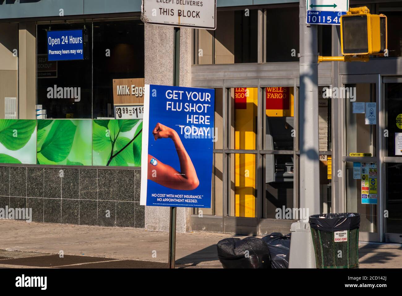 A sign in front of a Rite Aid drugstore in New York on Sunday, August 23, 2020 advertises the availability of the flu vaccine. (© Richard B. Levine) Stock Photo