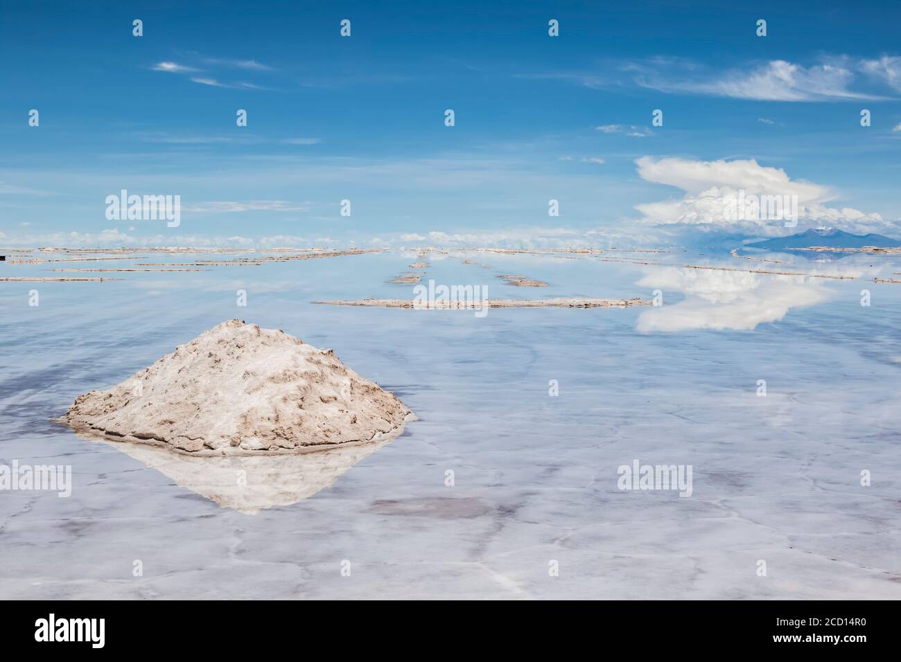 Salar de Uyuni, the world's largest salt flat, during the wet season (December-February); Potosi Department, Bolivia Stock Photo
