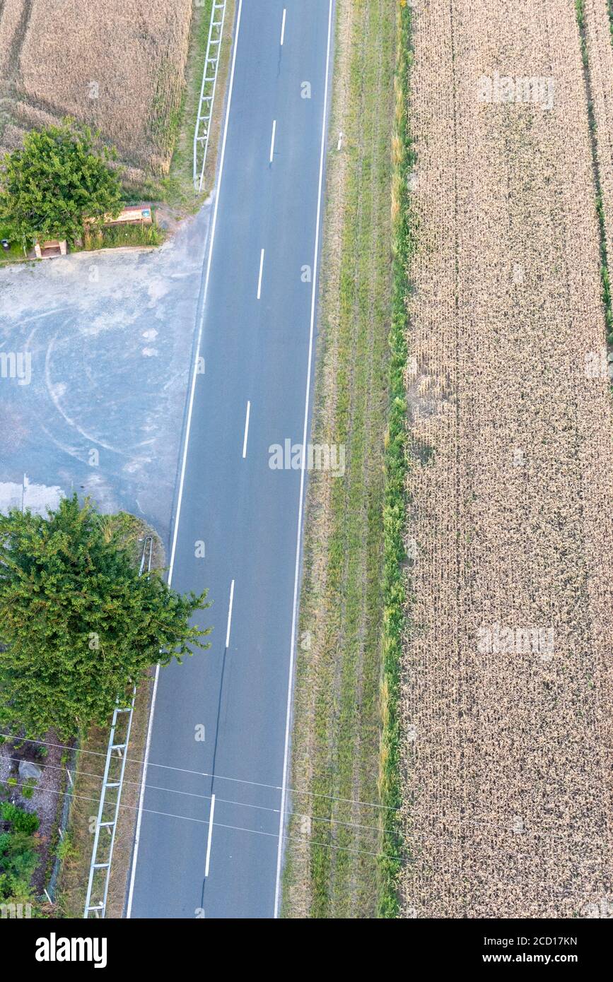 Ellrich, Germany. 12th July, 2020. A bird's eye view of a country road, taken during the landing of a hot air balloon. Credit: Stephan Schulz/dpa-Zentralbild/ZB/dpa/Alamy Live News Stock Photo
