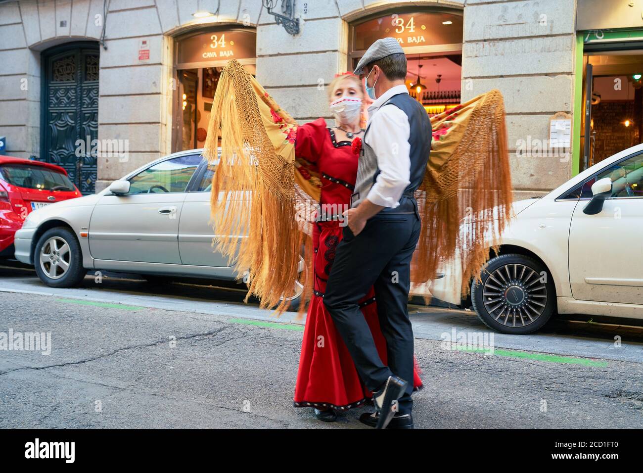 The virgen de la Paloma festivities did not go ahead but this facemask wearing dancing couple celebrated anyway, La Latina, Madrid, Spain, August 2020 Stock Photo