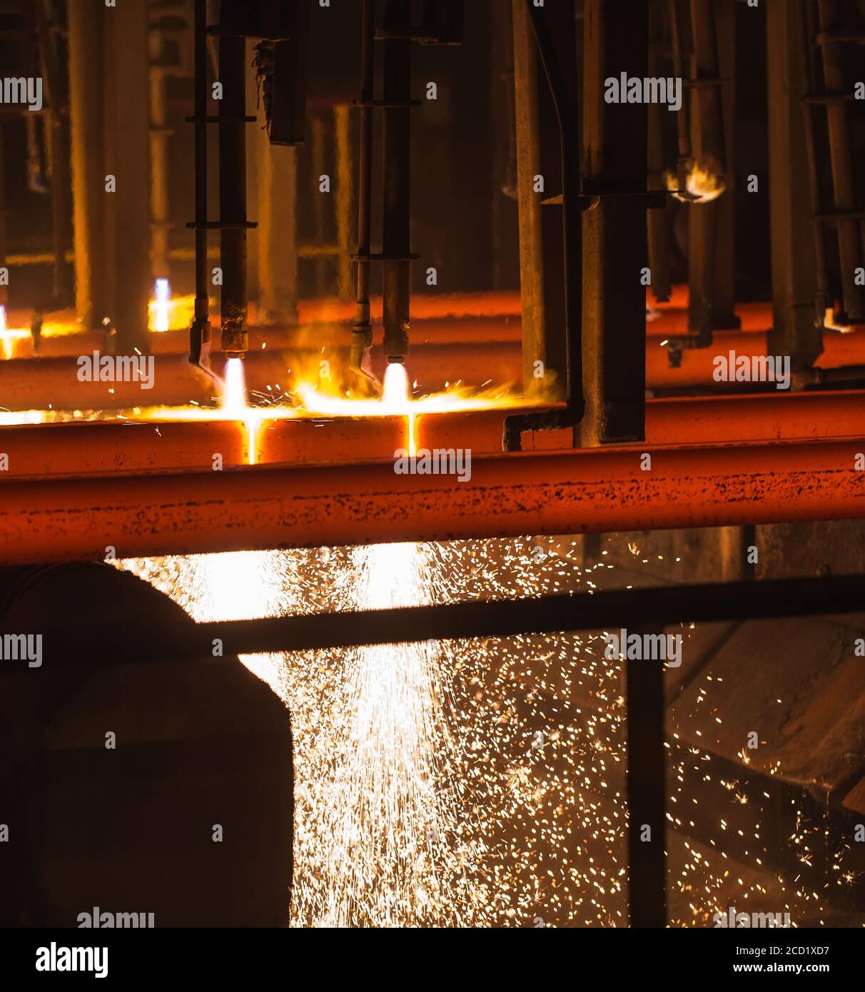 Cutting steel beam torch sparks hi-res stock photography and images - Alamy