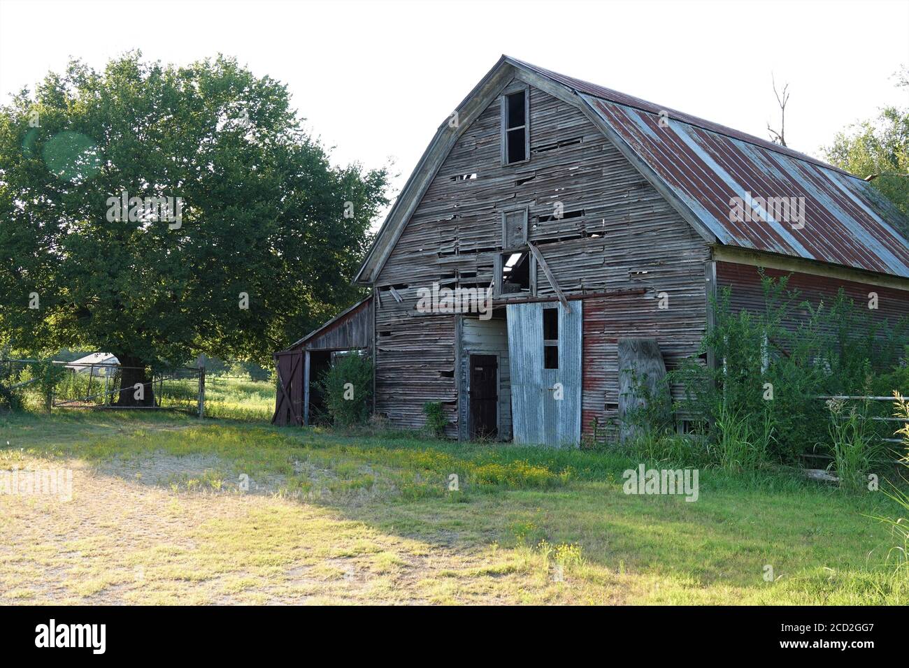 A old wooden barn sits decaying in a Oklahoma field after enduring ...