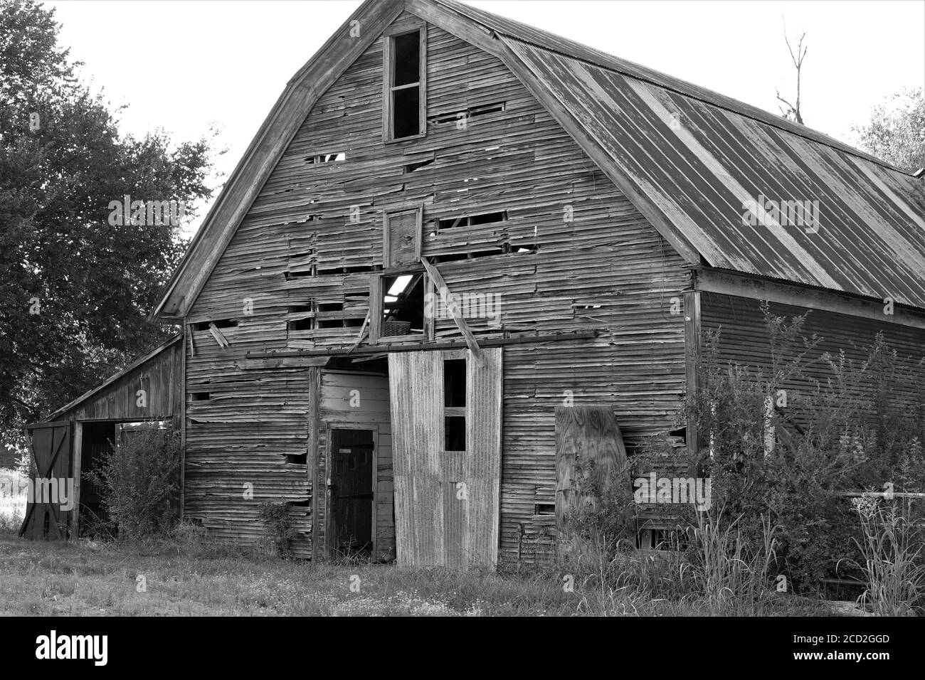 A old wooden barn sits decaying in a Oklahoma field after enduring ...