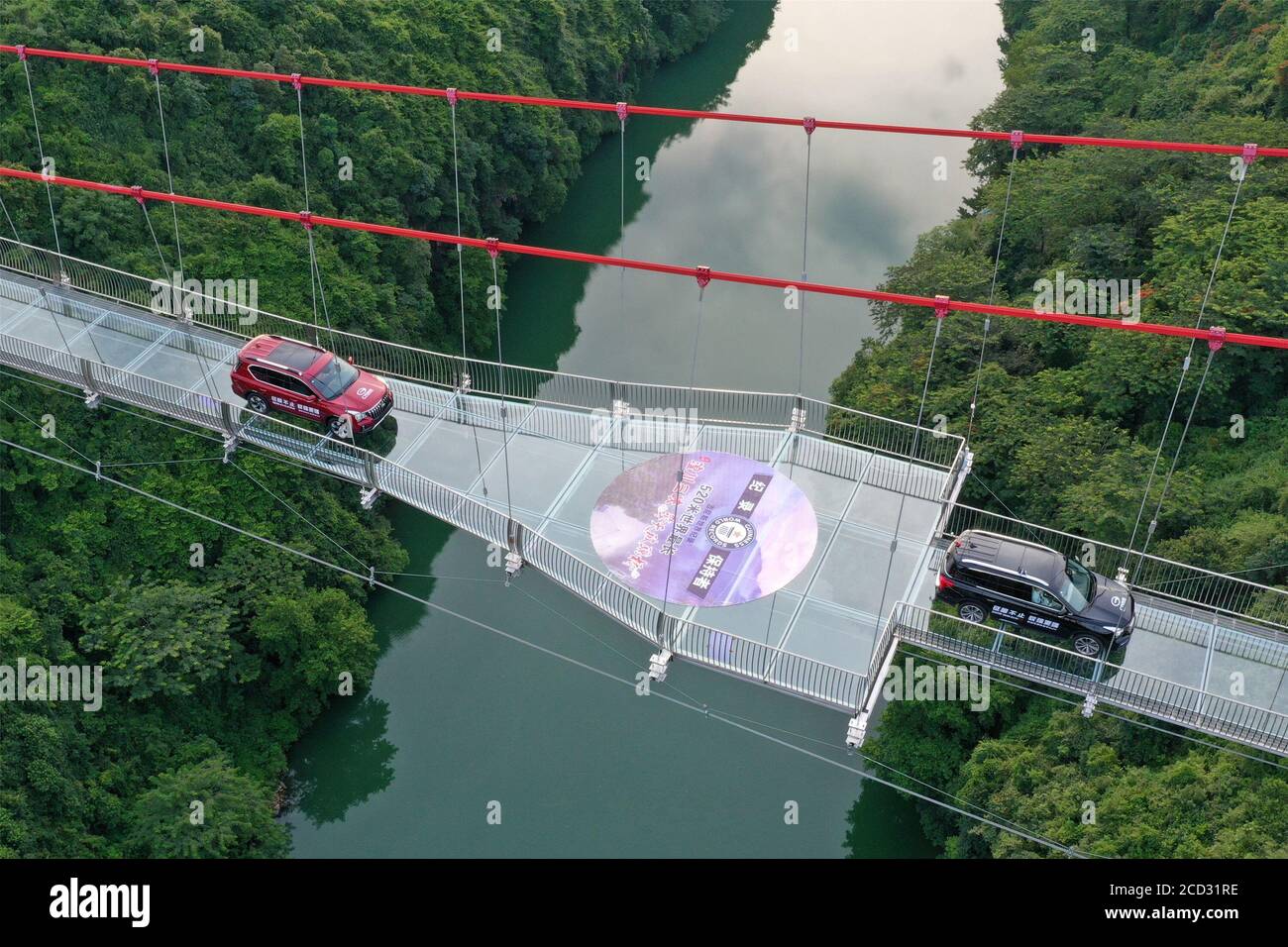 Игра в кальмара стеклянный мост. Стеклянный мост в Китае Хуньчунь. Парк Чжанцзяцзе стеклянный мост. Стеклянный мост Хуньчунь 2023. Стеклянный мост Бэйдайхэ.
