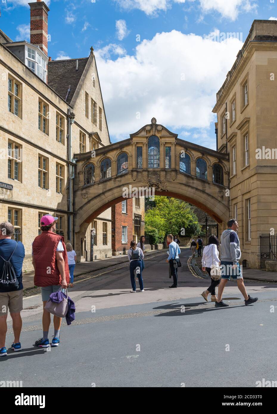 People out and about on a sunny day in Oxford pass by Hertford Bridge,"the  Bridge of Sighs" skyway over New College Lane which links Hertford College  Stock Photo - Alamy