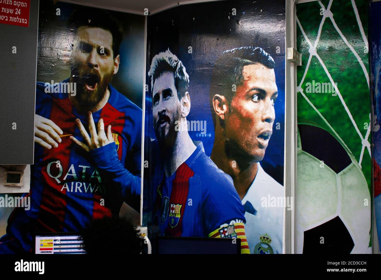 Werbung fuer Fussballwetten mit Lionel Messi und Christiano Ronaldo in einem Laden, Tel Aviv, Israel (nur fuer redaktionelle Verwendung. Keine Werbung Stock Photo