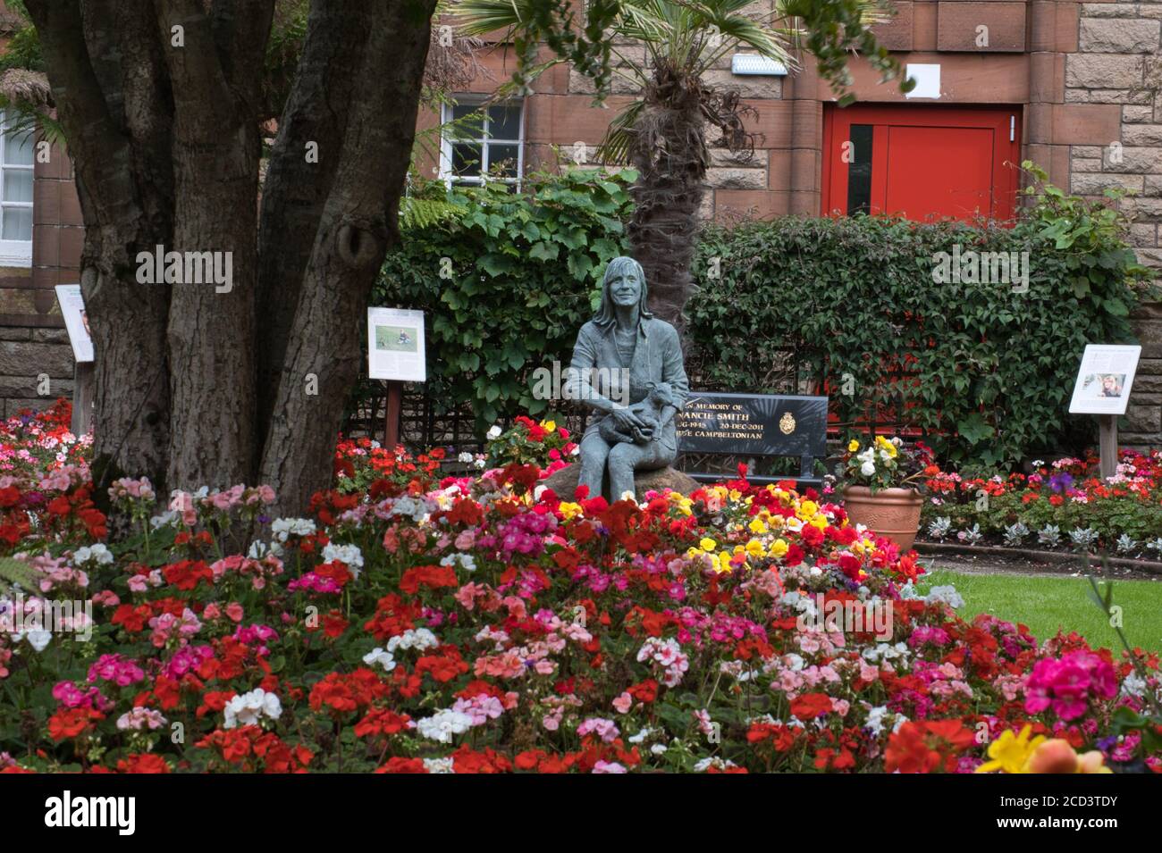 A bronze statue of Linda McCartney sits in her memorial garden in  Campbeltown, Argyle and Bute, Scotland Stock Photo